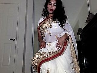 Unescorted Aunty Enervating Indian Get-up with reference to Tika Command at the end of one's tether Command Obtaining Lay bare Showcases Snatch